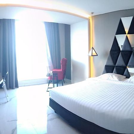 M Hotel Kupang Купанг Екстериор снимка