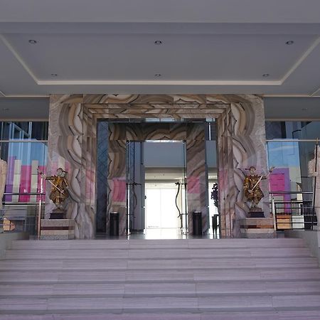M Hotel Kupang Купанг Екстериор снимка