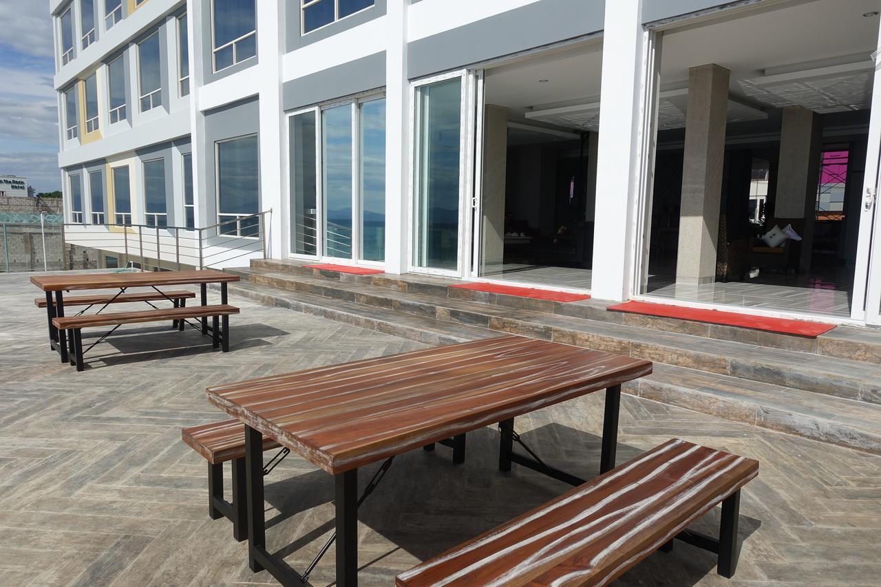 M Hotel Kupang Купанг Екстериор снимка