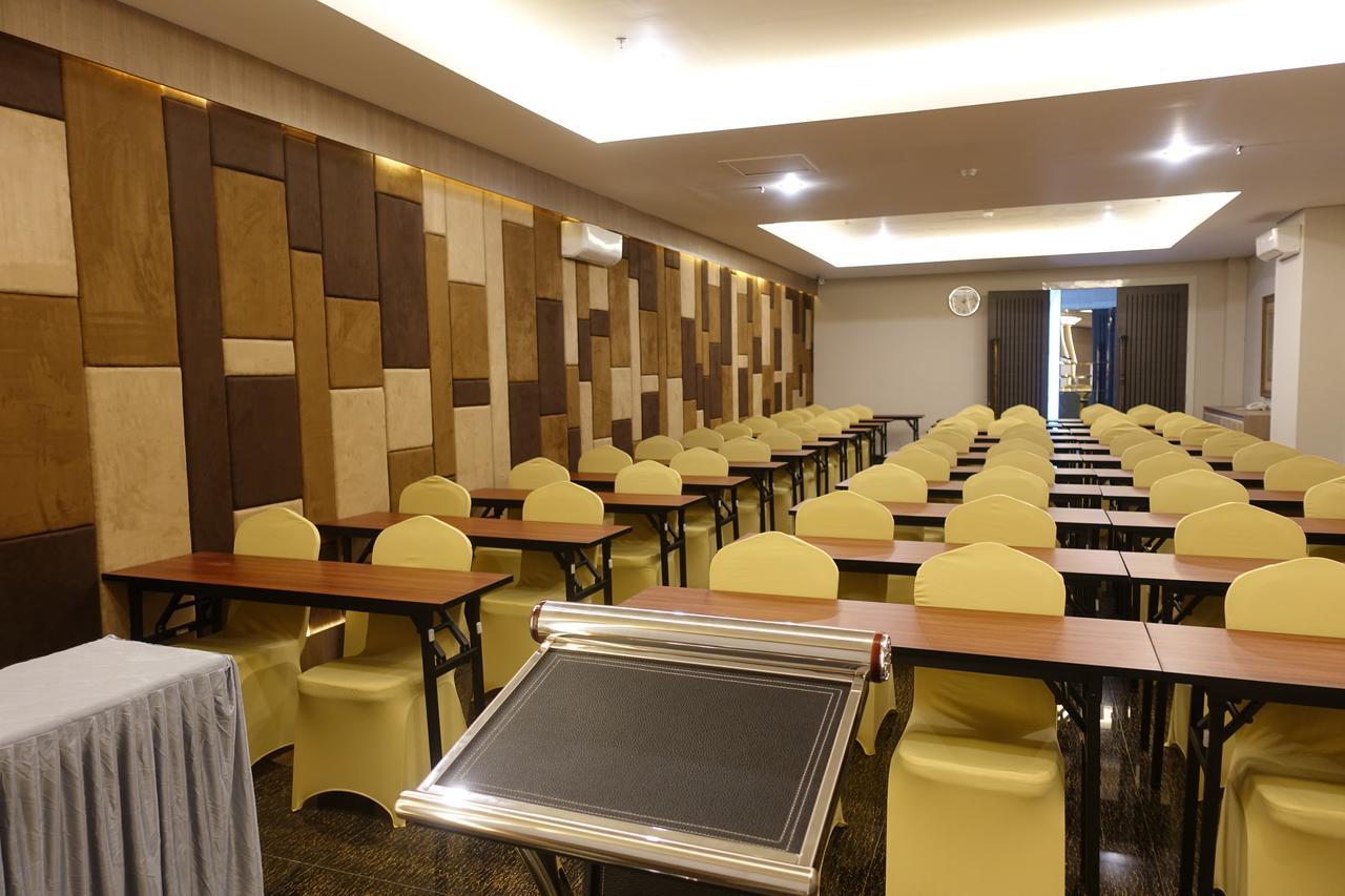 M Hotel Kupang Купанг Екстериор снимка