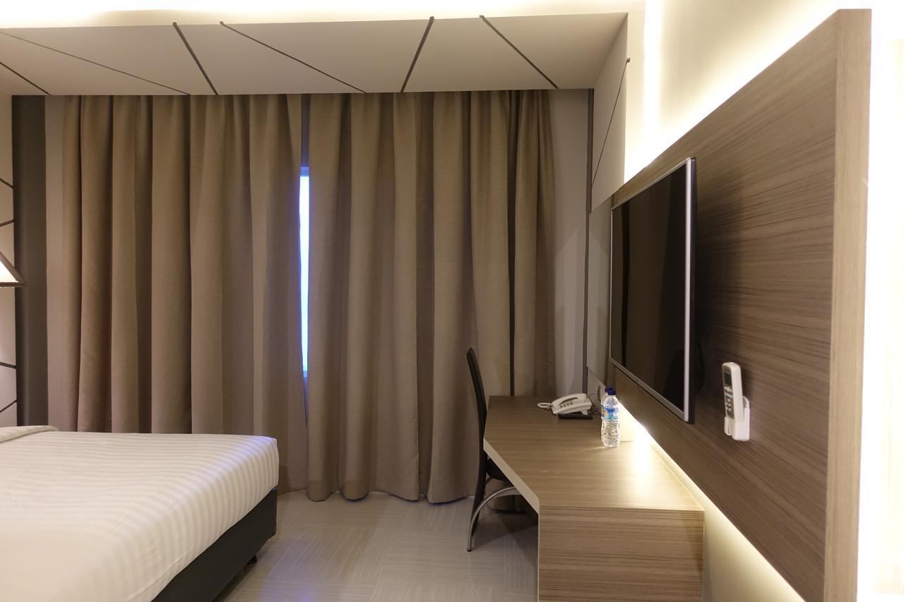 M Hotel Kupang Купанг Екстериор снимка