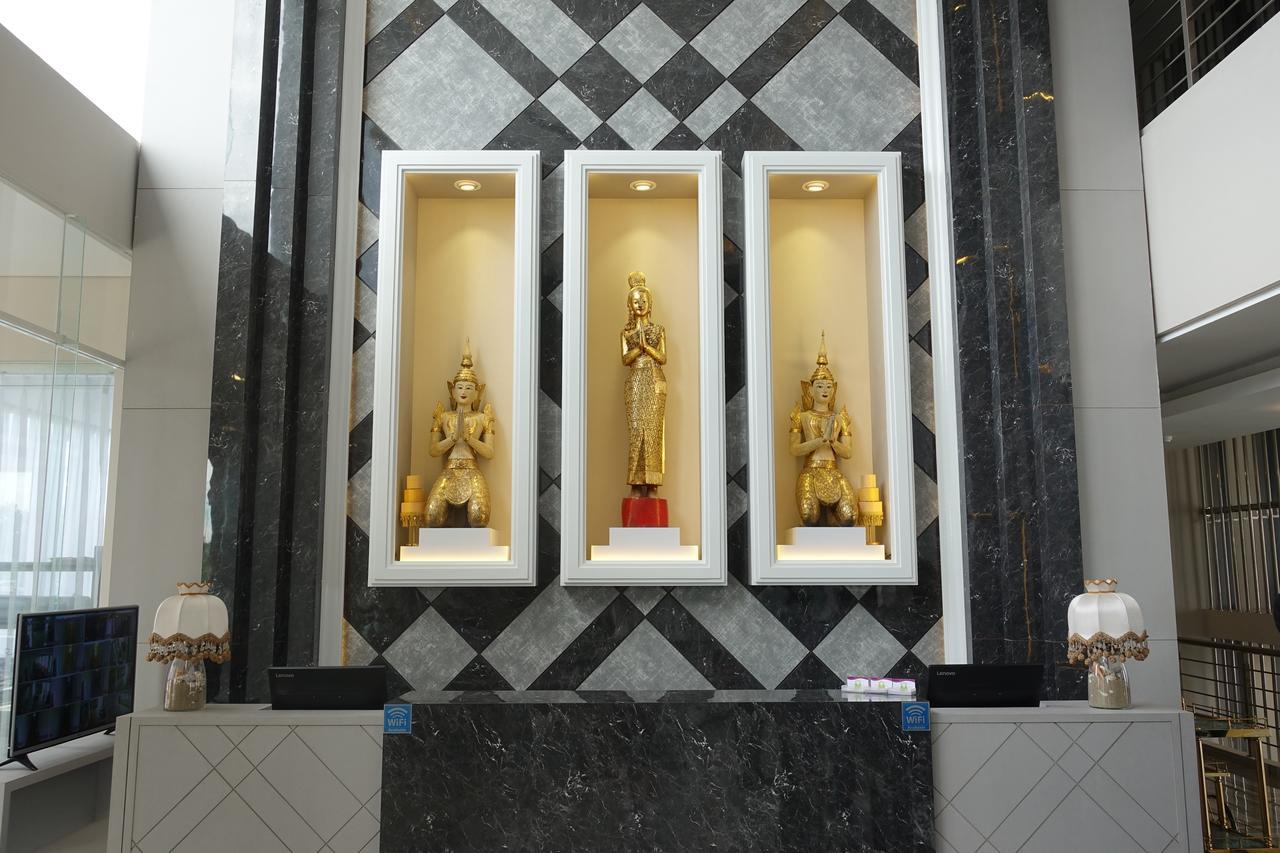 M Hotel Kupang Купанг Екстериор снимка