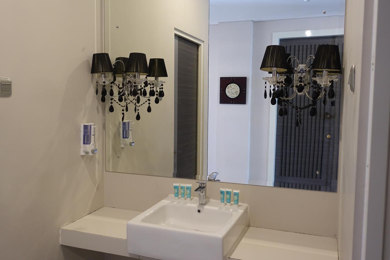 M Hotel Kupang Купанг Екстериор снимка