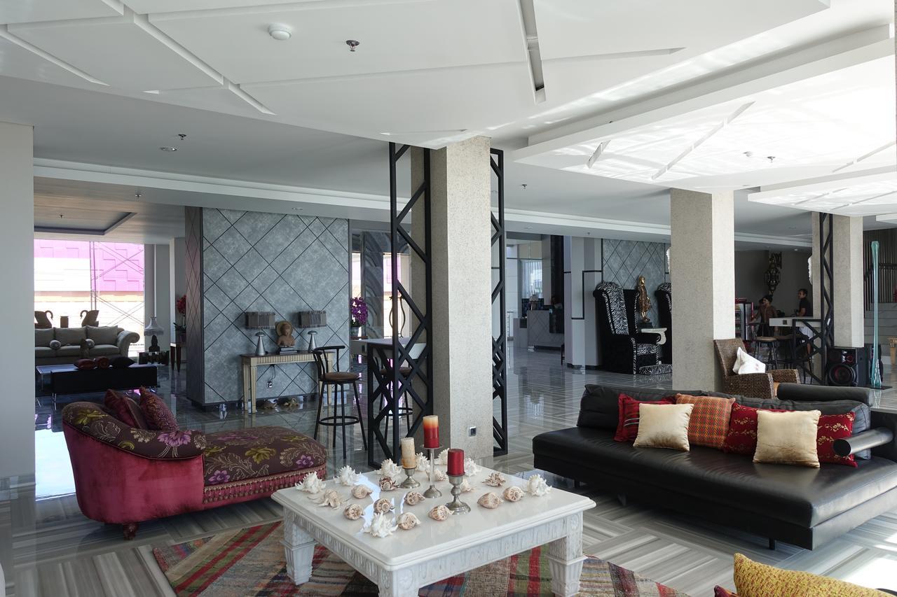 M Hotel Kupang Купанг Екстериор снимка