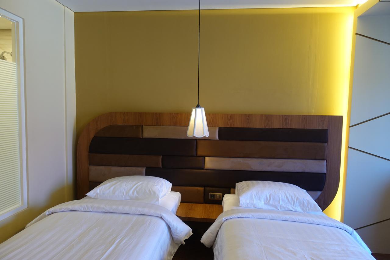 M Hotel Kupang Купанг Екстериор снимка