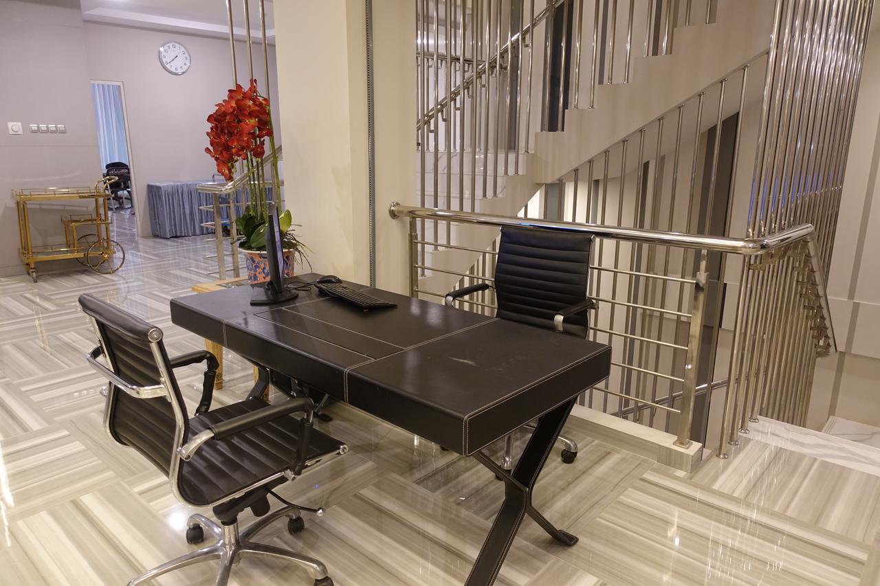 M Hotel Kupang Купанг Екстериор снимка