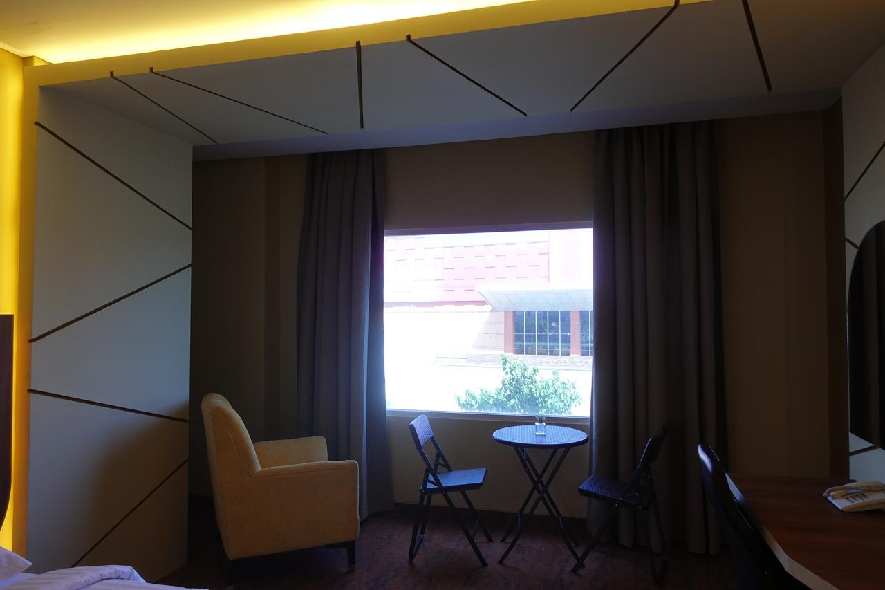M Hotel Kupang Купанг Екстериор снимка