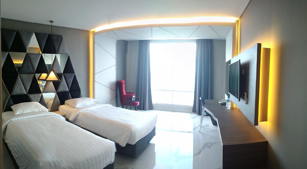 M Hotel Kupang Купанг Екстериор снимка