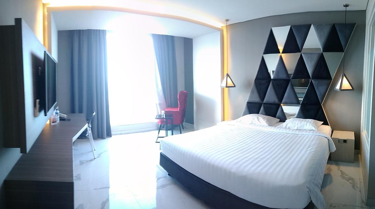 M Hotel Kupang Купанг Екстериор снимка