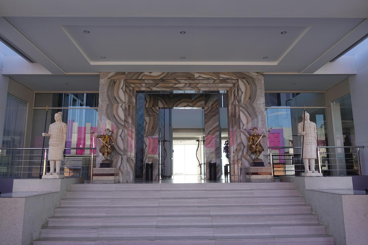 M Hotel Kupang Купанг Екстериор снимка